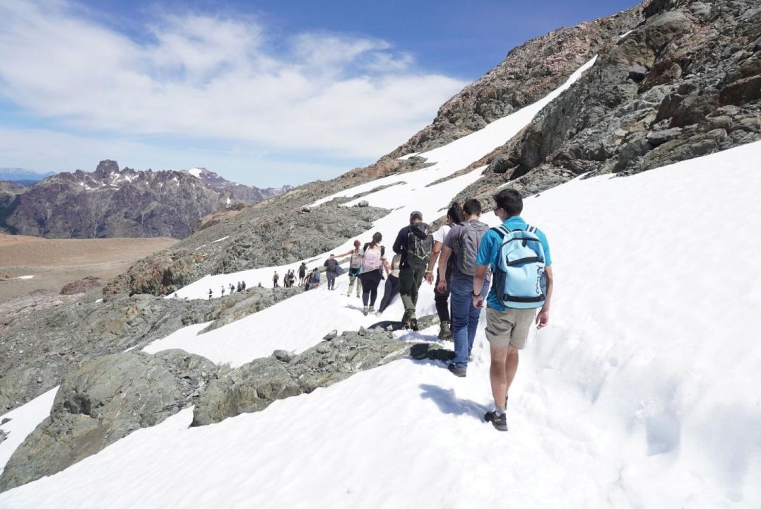 El fen&oacute;meno del verano patag&oacute;nico: caminar sobre nieve en El Bols&oacute;n