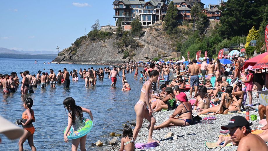 Las playas que ofrece Bariloche estuvieron colmadas de turistas y residentes este jueves. (foto Alfredo Leiva)