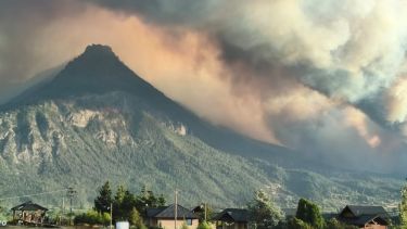 Video | Incendio en Puerto Patriada: casas destruidas y cientos de evacuados por el avance del fuego