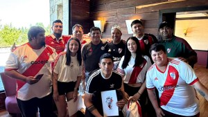 Gallardo y el plantel de River recibieron a las filiales de Neuquén en San Martín de los Andes