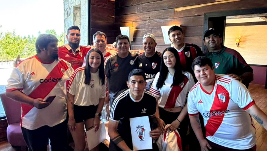 Marcelo Gallardo recibió a las filiales de River de Neuquén. (Foto: Filial 7 de Octubre Neuquén)