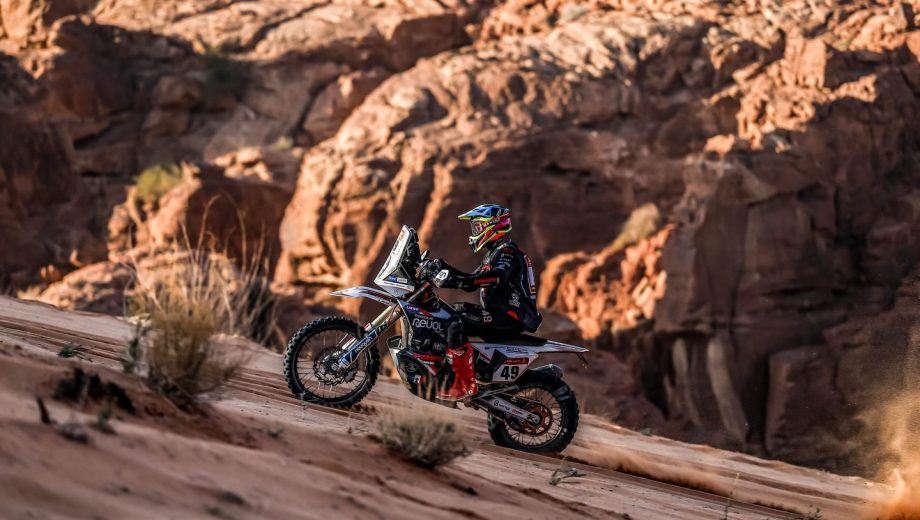 Santiago Rostan sigue 26° en la general de la R2 de motos del Rally Dakar. 