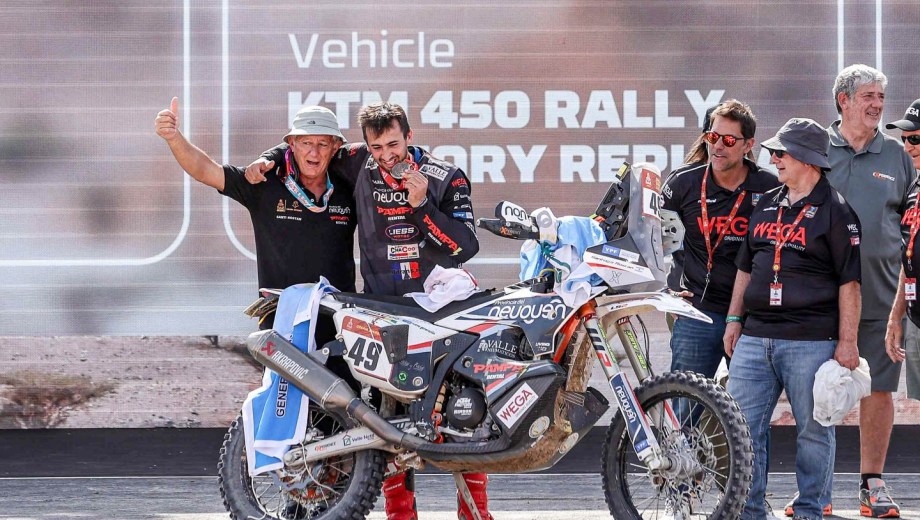 Santiago Rostan terminó su tercera Rally Dakar y lo festejó con su papá. (Foto: Prensa Dakar)