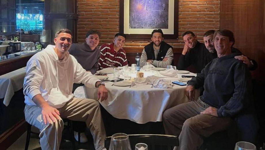 Scaloni y parte de su cuerpo técnico con Musso, Julián, Almada y Nicolás González. 