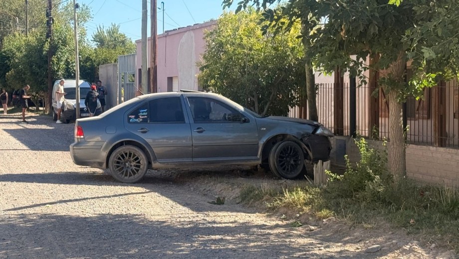 Un auto se desvió a alta velocidad en barrio Progreso de Roca y terminó sobre la vereda, a pocos centímetros de impactar una casa.