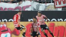 Imagen de Estudiantes pudo golear, pero sufrió en el cierre y fue 2-1 ante Boca, en UNO