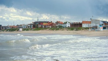 Video | Olas gigantes y pánico en la Costa Atlántica: un mini tsunami afectó Santa Clara del Mar