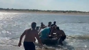 «¡No se metan al agua!»: dramático rescate en la albufera de Mar Chiquita tras la repentina crecida del mar