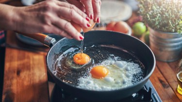 El truco del vinagre para freír huevos: para qué sirve y por qué lo recomiendan