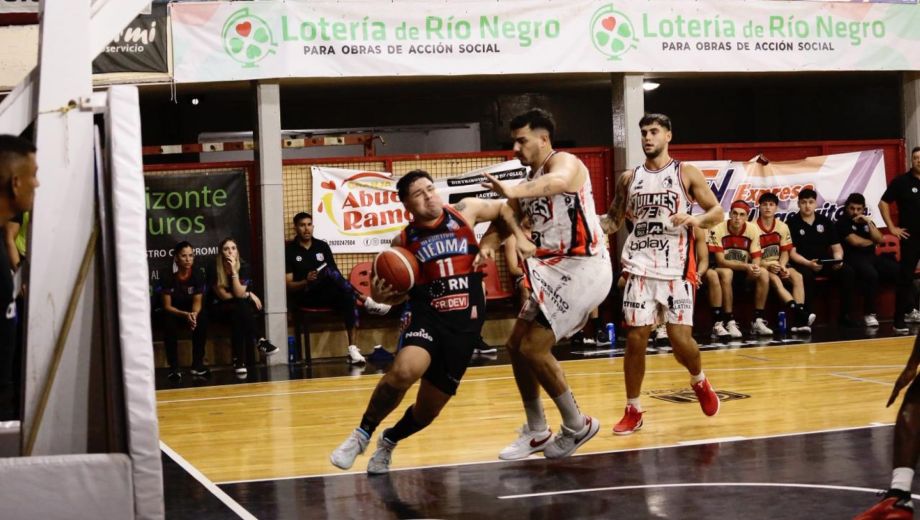 Quilmes defendió mejor y se llevó una gran victoria de Viedma. Cáceres rindió, pero no fue suficiente. (Marcos Aramburu)