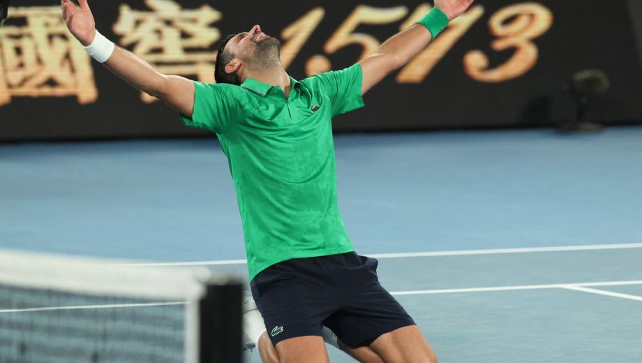 El serbio jugó como en sus mejores épocas y tumbó al bicampeón en Melbourne. ¿Podrá con Alcaraz en la final? (AFP)