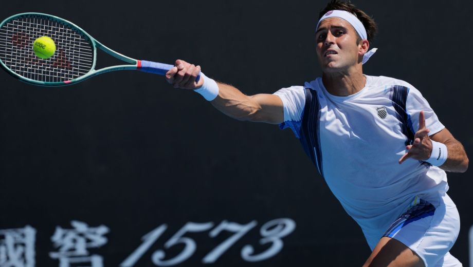 Etcheverry fue de menor a mayor y logró una gran victoria en Melbourn Park. (AP)