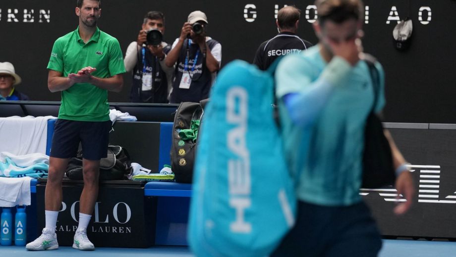 La imagen del día en Melbourne. Lolo Musetti dominaba a Nole, pero se retiró por lesión. (Fotos AP)
