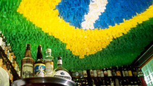 Acusada de racismo en Brasil: retuvieron el pasaporte y le colocaron una tobillera electrónica a una abogada argentina