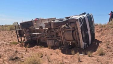 Volcó un camión cisterna en Rincón de los Sauces: se descarriló en la Ruta 5