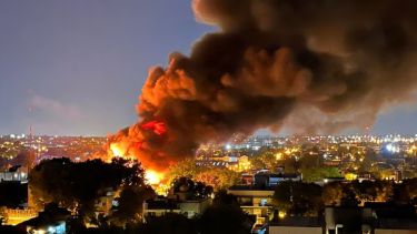 Explotó una fábrica en San Fernando: la onda expansiva rompió casas vecinas y 29 dotaciones combatieron el fuego