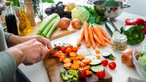 Qué comer para cuidar el cerebro y reducir el riesgo de Alzheimer: el patrón mediterráneo recomendado por expertos