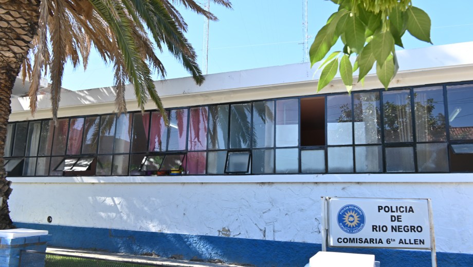 Personal policial de Allen trabaja tras el crimen donde un joven de 18 años fue asesinado a tiros. Foto Juan Thomes.