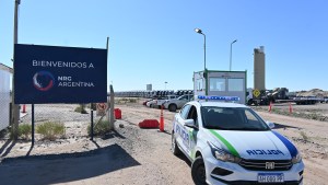 Entraron armados, maniataron al sereno y escaparon con dos vehículos: así fue el violento asalto en una arenera de Allen