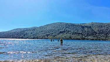 Escapada de fin de semana cerca de Neuquén: acampe y aventura en el lago Ruca Choroy
