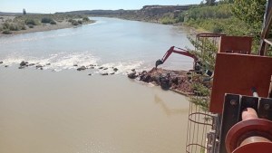 Emergencia hídrica: Dragan sectores del río Neuquén para que haya agua en tres ciudades