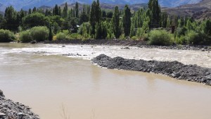 Andacollo: dragaron un sector del río Neuquén por los altos niveles de turbidez