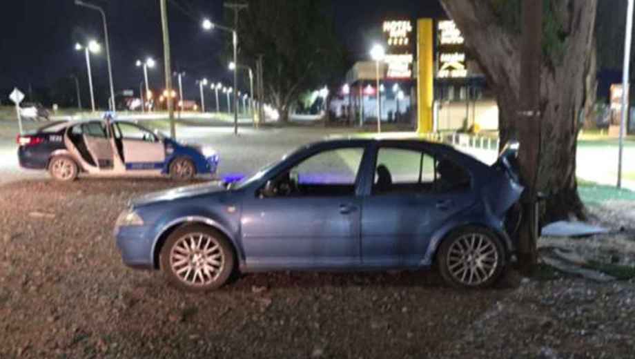El Volkswagen Bora terminó con severos daños tras impactar contra una luminaria y un poste del tendido eléctrico. Foto: Centenario Digital.