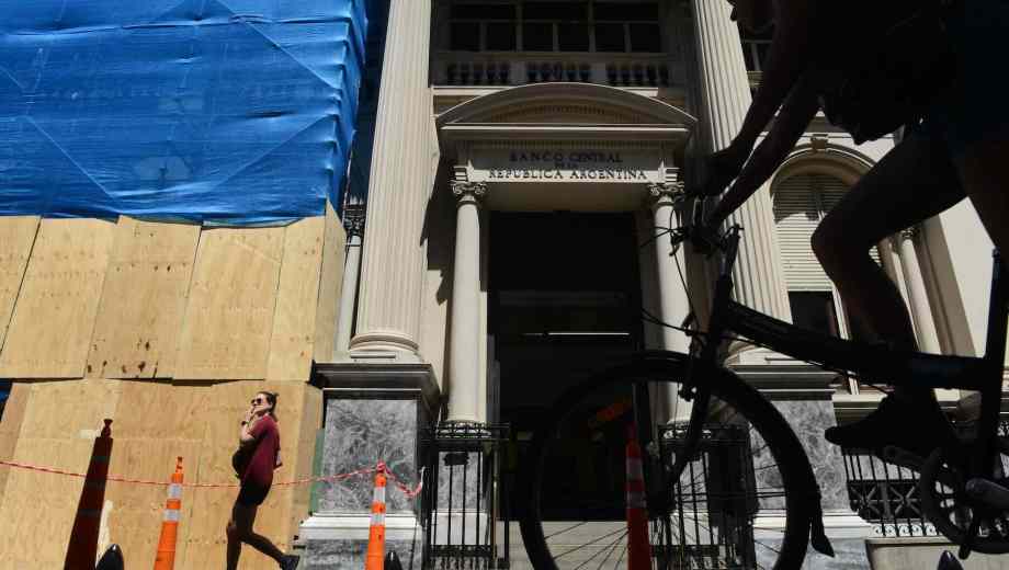 Los números de la economía real devuelven una imagen más compleja con caída de la actividad y salarios que corren de atrás. (Foto: Clarín Fotografía)