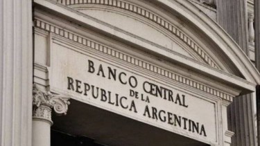 El Banco Central sumó dólares a las reservas, el dólar se mantuvo estable y repuntó la deuda externa privada