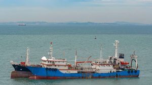 Revelan que otorgaron licencias de pesca a buques extranjeros con historial de infracciones