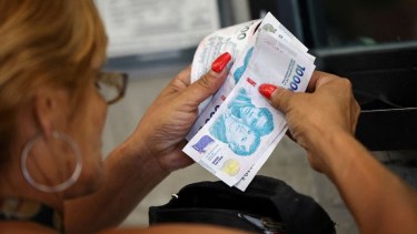 El bono a jubilados cumple dos años congelado en $70.000 y ya perdió más del 60% de su poder adquisitivo
