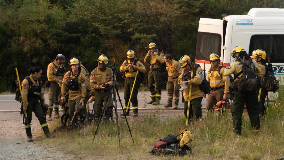 Brigadistas trabajan intensamente para controlar los incendios en Chubut. (Foto: gentileza)