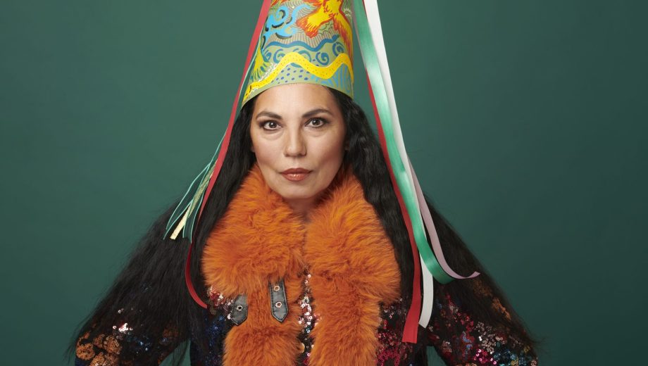 Como una hechicera con su bonete guaraní, La Charo cautiva con su voz y mantiene vivo a través del canto las lenguas originarias. 