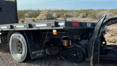 Un herido por un choque en la Autovía Norte de Neuquén: quedó incrustado abajo de un camión