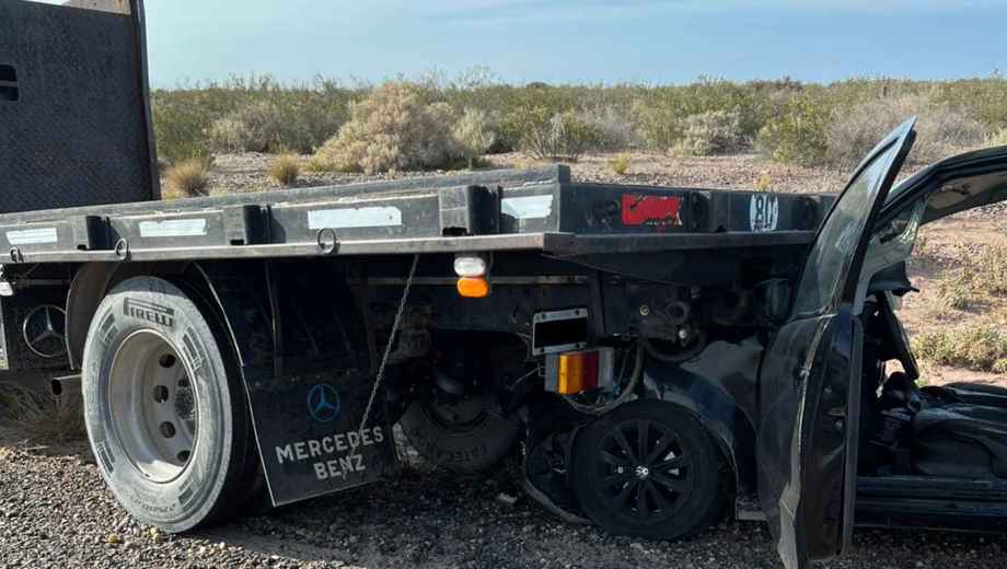 Los vehículos quedaron en la banquina. El choque se produjo cuando viajaban en sentido Plottier- Neuquén. Foto: gentileza bomberos voluntarios de Plottier.