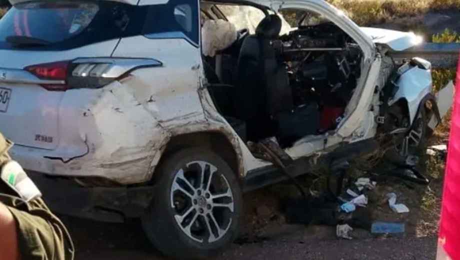 El vehículo impactó contra el guardarraíl y sufrió importantes daños materiales.