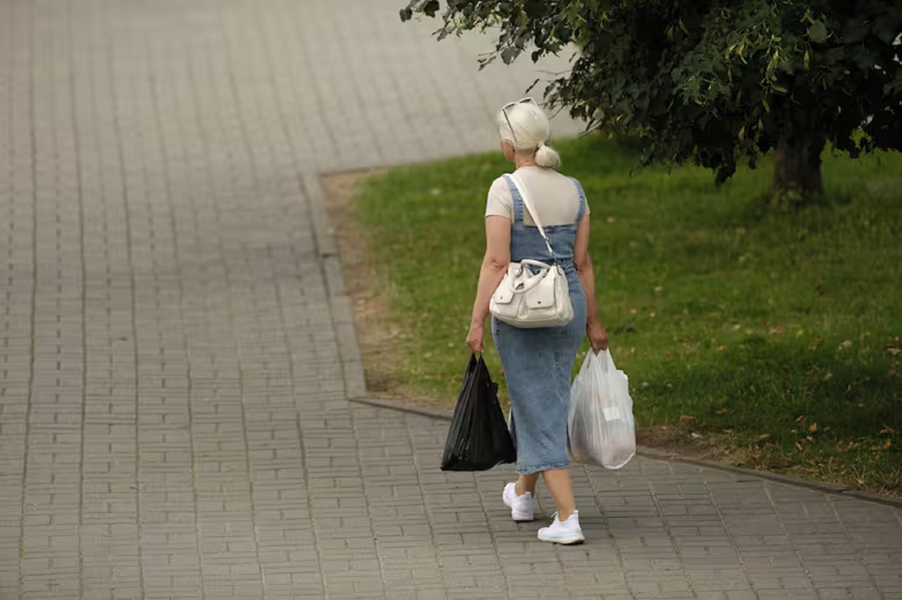 Qué es la caminata del granjero: el ejercicio de moda que mejora la fuerza y el equilibrio