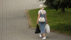 Qué es la “caminata del granjero”: el ejercicio de moda que mejora la fuerza, el equilibrio y la postura