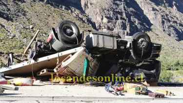Murió un camionero argentino tras volcar en la Ruta 60 de Chile, cerca del paso Cristo Redentor de Mendoza