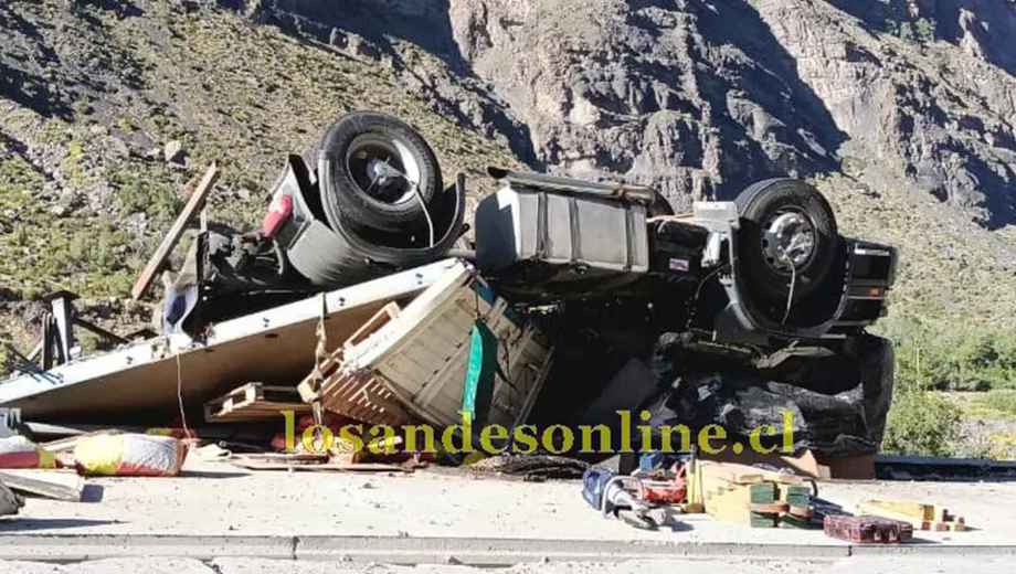 Bomberos y personal del SAMU de Chile trabajaron en el lugar del accidente.