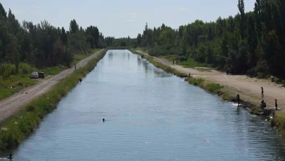 Alcoholizado se arrojó al Canal Grande para buscar dinero y no pudo salir