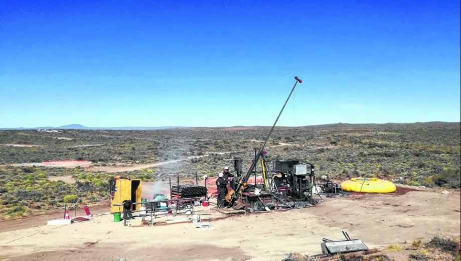 El proyecto abarca más de 4o.000 hectáreas con vetas de oro y plata identificadas desde superficie y condiciones de acceso favorables para la exploración.