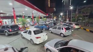 Venezuela: Filas para cargar combustible y comprar alimentos tras el operativo de Estados Unidos