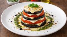 Imagen de Milhojas de tomate, berenjena y queso: una forma simple y sabrosa de comer verduras