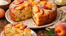 Imagen de Cómo hacer una torta de durazno que queda húmeda por dentro y dorada por fuera