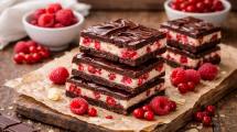 Imagen de Cómo hacer barritas de chocolate con frutos rojos: un postre rápido y fresco para el verano