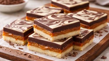 Cuadrados de dulce de leche y doble chocolate, un clásico casero para los amantes del cacao