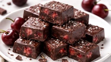 Postre saludable y fácil: chocolatin de cacao con cerezas frescas, ideal para dietas keto