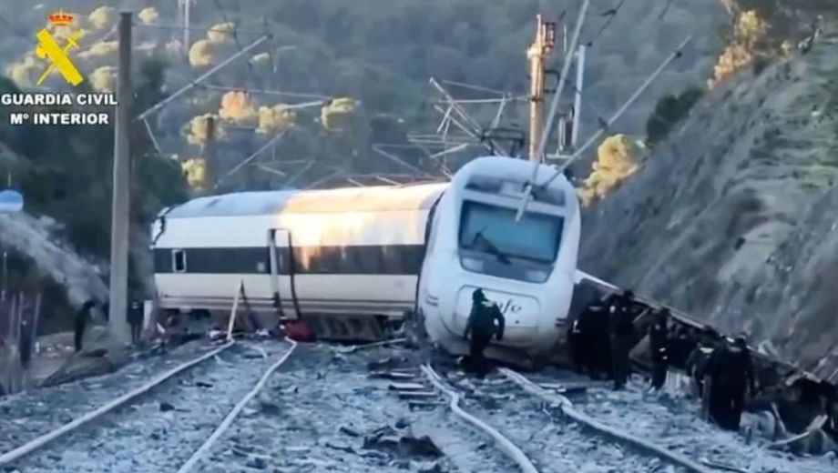 Confirman 39 muertos tras el choque de trenes en España. Fotos: AP (Guardia Civil)