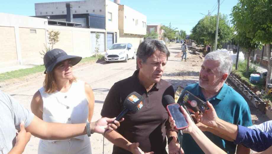 El intendente Mariano Gaido recorrió la pavimentación de más de 30 cuadras. Foto: gentileza.